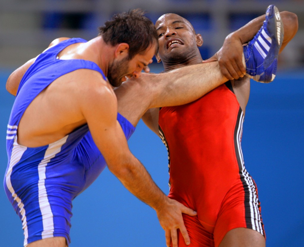 Cuba's Yoel Romero (R) battles Russia's Sazhid Sazhidov (L) during the Greco-Roman 3-4 men's 84 kg final of the 2004 Olypmic Games in Athens 28 August 2004.  Sazhidov won the bronze medal. AFP PHOTO / RAMZI HAIDAR (Photo by RAMZI HAIDAR / AFP)